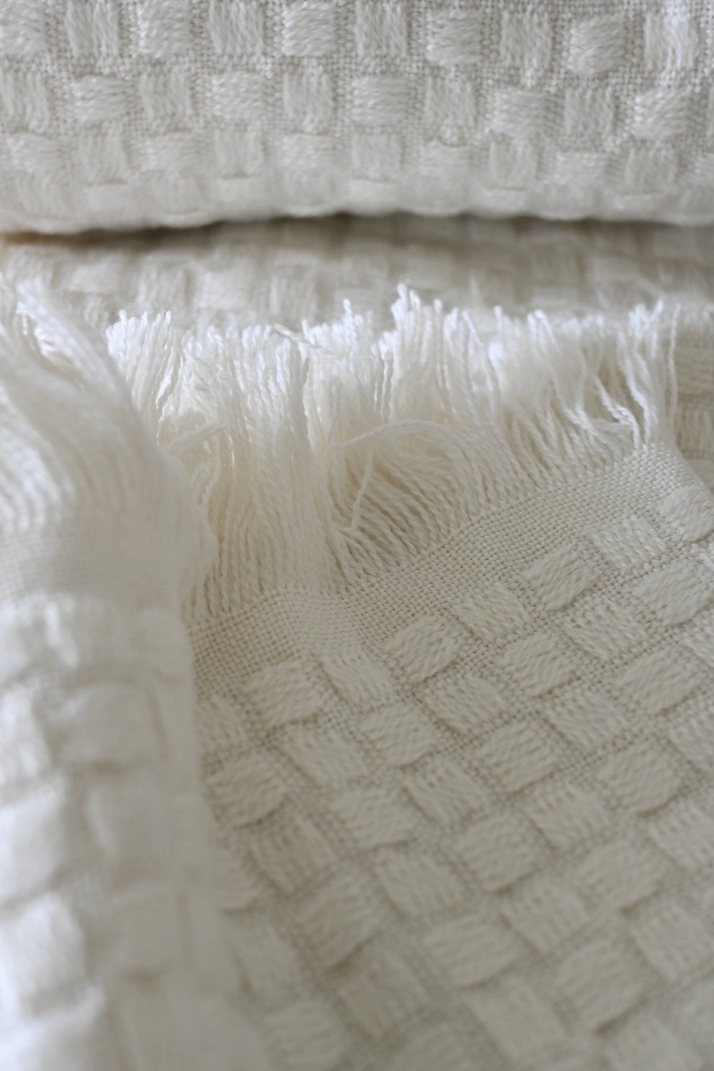 All-White Cozy Throw – Simple & Stylish