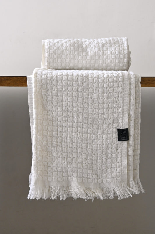 All-White Cozy Throw – Simple & Stylish