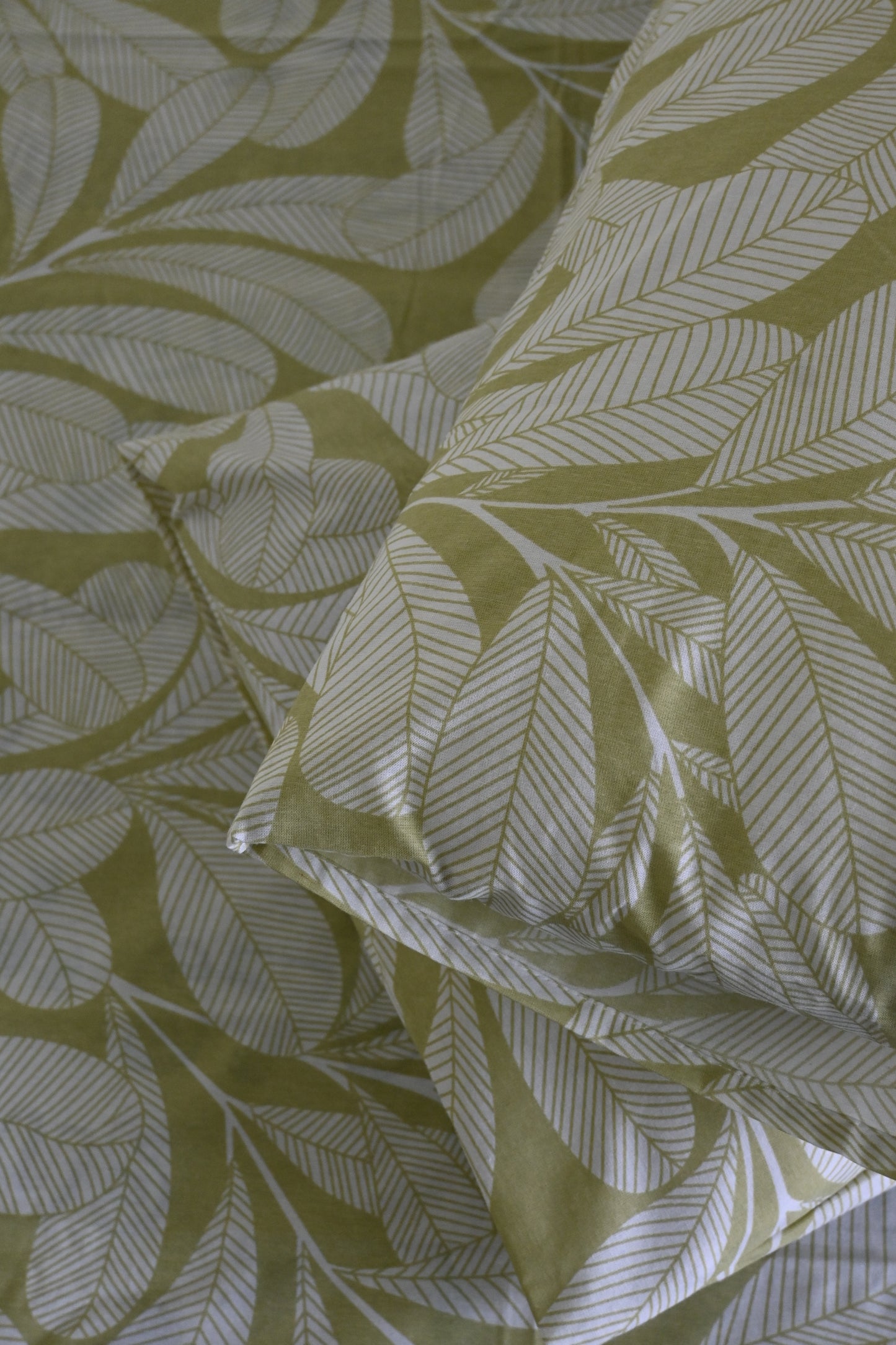Leek Green Big Leaf Print Cotton Flat Bedsheet Set – Double Size with Pillow Covers – 140 TC