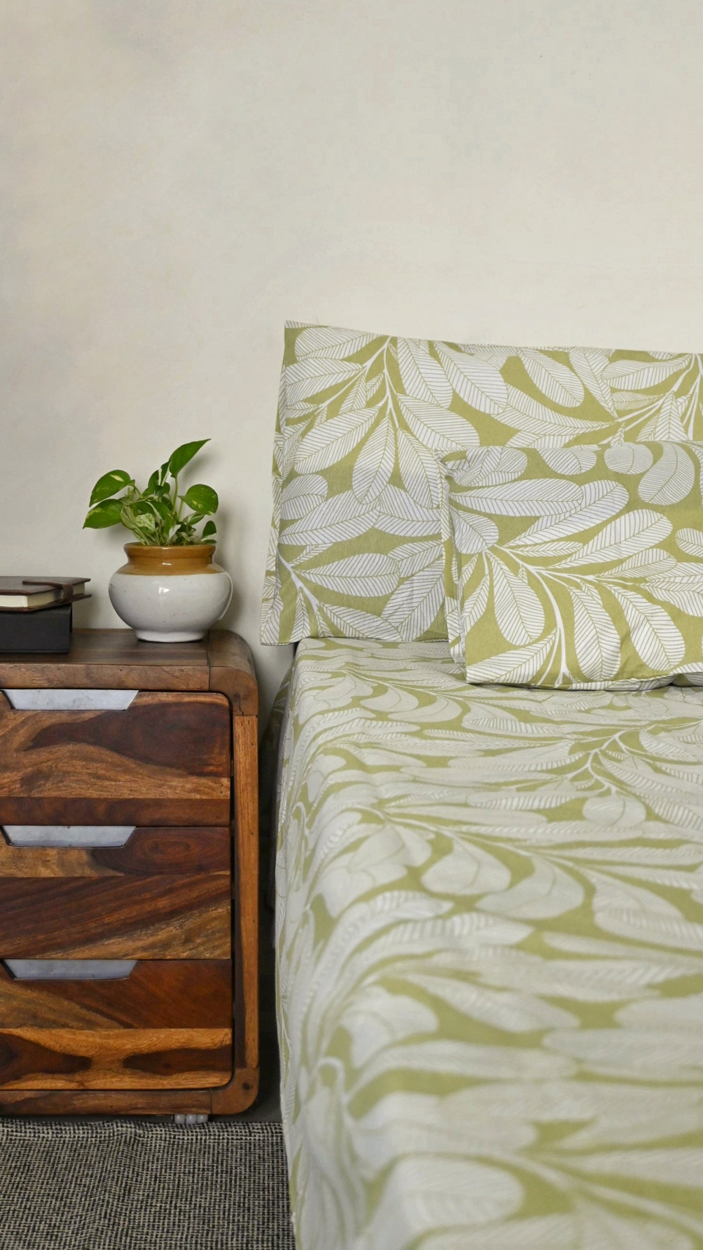 Leek Green Big Leaf Print Cotton Flat Bedsheet Set – Double Size with Pillow Covers – 140 TC